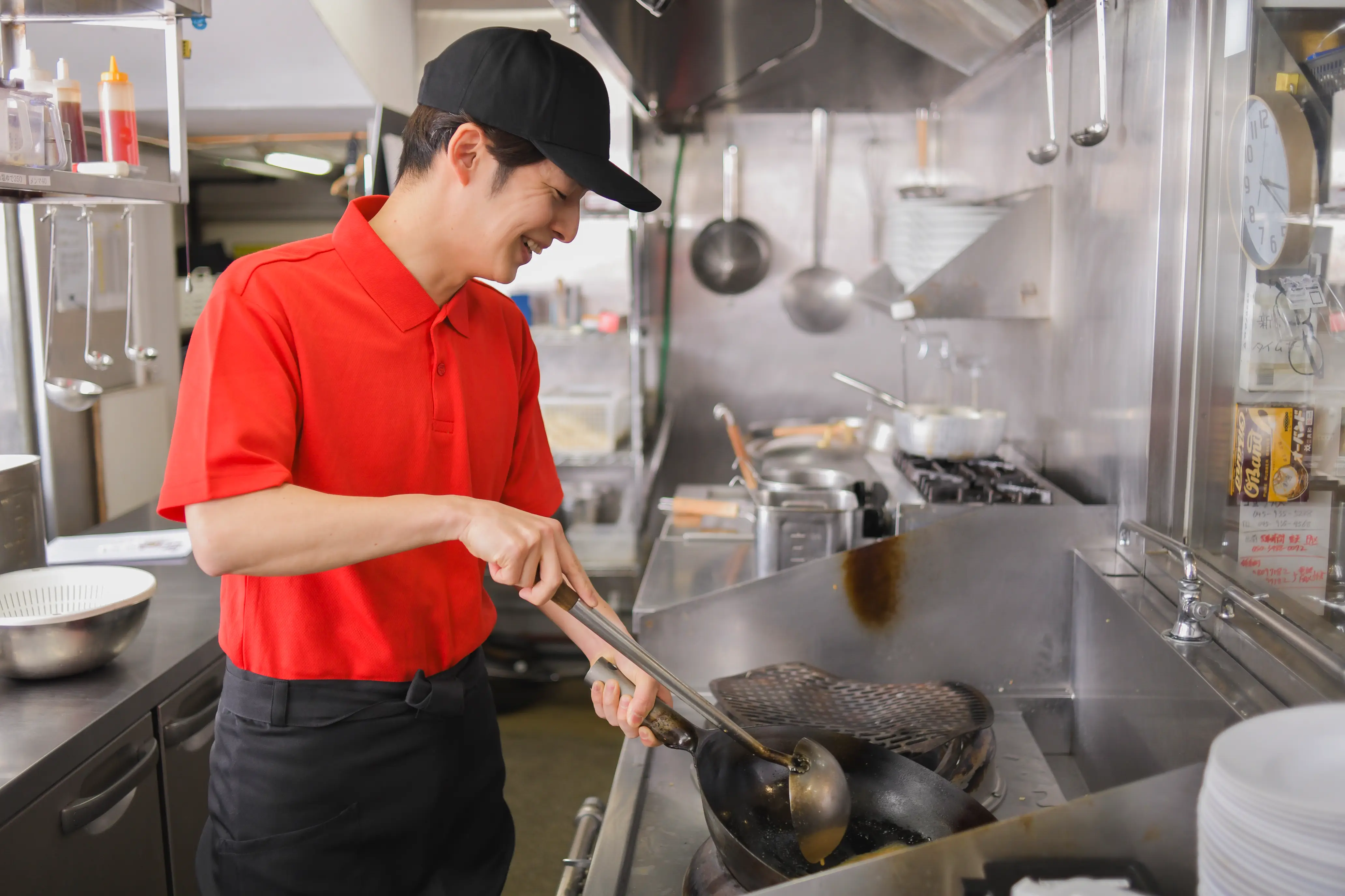 おいしさと笑顔を届けるために、調理するスタッフ